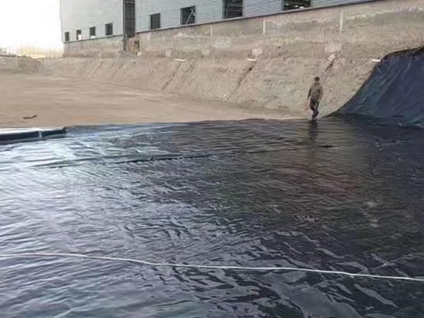 水渠建设可采用防渗膜进行铺设施工 水渠建设可采用防渗膜进行铺设施工