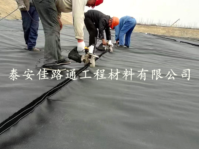 堤坝防护施工如何顺利铺设土工膜? 堤坝防护施工如何顺利铺设土工膜?