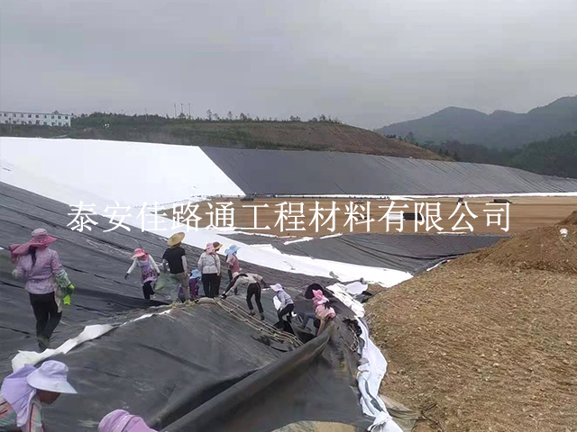水库堤坝铺设防渗土工膜是需要进行固定的 水库堤坝铺设防渗土工膜是需要进行固定的