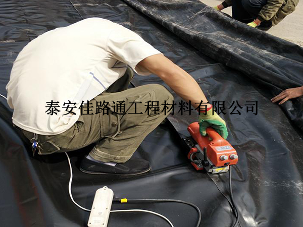 鱼塘养殖防渗膜可减少饲料与土壤接触污染 鱼塘养殖防渗膜可减少饲料与土壤接触污染