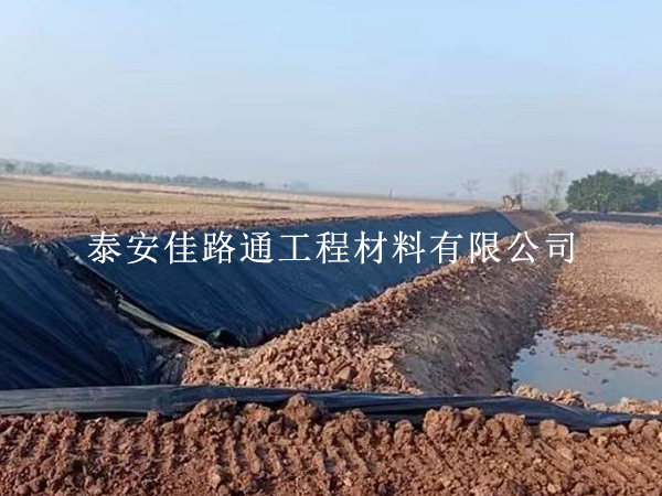 养殖防渗膜在施工过程中须格外专注 养殖防渗膜在施工过程中须格外专注