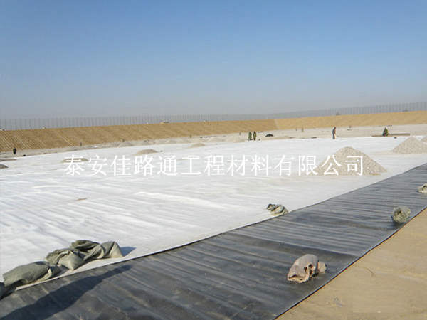 对HDPE复合土工膜的缺陷进行修复,提升完整性 对HDPE复合土工膜的缺陷进行修复,提升完整性