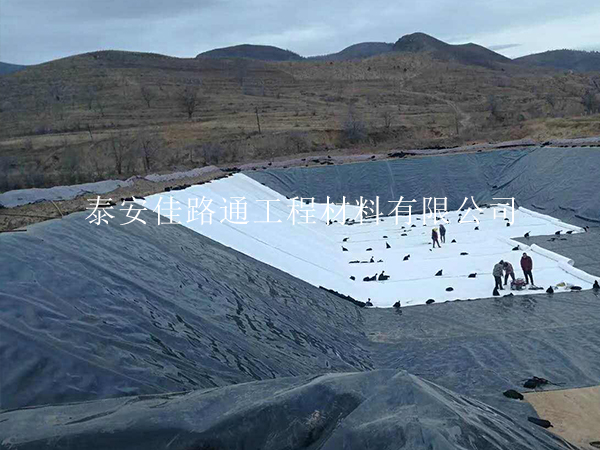 蓄水池建设选择防渗膜搭配土工布的施工方案 蓄水池建设选择防渗膜搭配土工布的施工方案