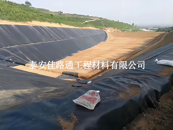 单糙面蓄水池防渗膜的铺设施工有哪些注意事项? 单糙面蓄水池防渗膜的铺设施工有哪些注意事项?