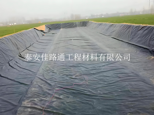 合理铺设鱼虾养殖防渗膜可增强水质控制 合理铺设鱼虾养殖防渗膜可增强水质控制