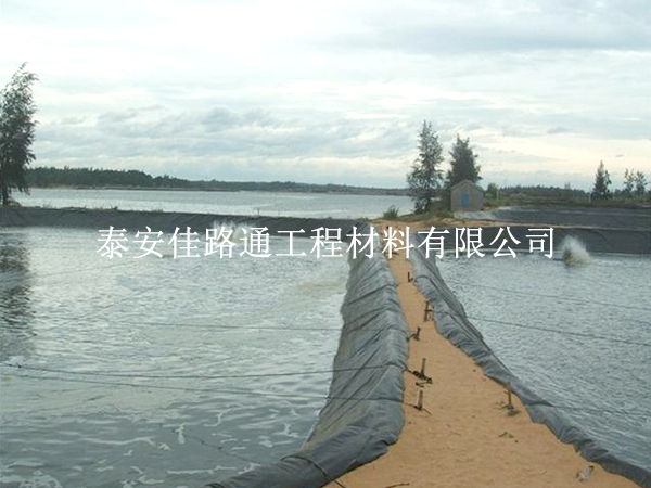 及时应对鱼塘防渗膜铺设过程中遇到的损坏现象 及时应对鱼塘防渗膜铺设过程中遇到的损坏现象
