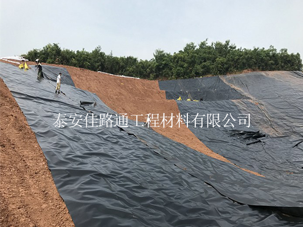人工湖底部防渗土工膜铺设:绿色生态与持久耐用的完美结合 人工湖底部防渗土工膜铺设:绿色生态与持久耐用的完美结合