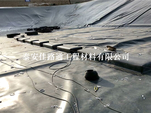 防渗土工膜施工:避免过度拉紧的重要性与实践 防渗土工膜施工:避免过度拉紧的重要性与实践