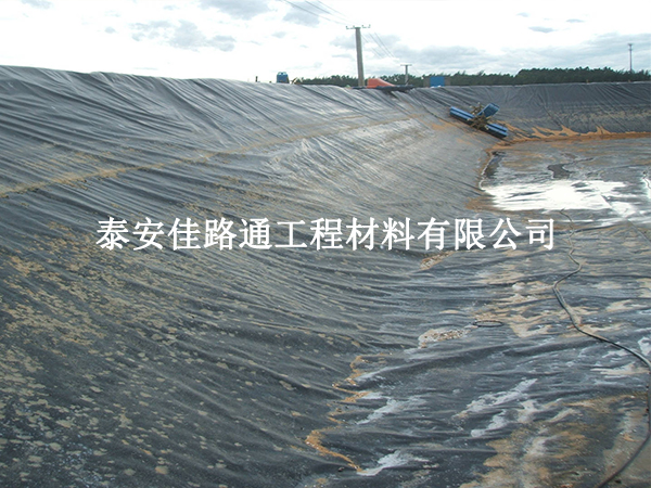 糙面土工膜在坡面防渗中的重要作用 糙面土工膜在坡面防渗中的重要作用