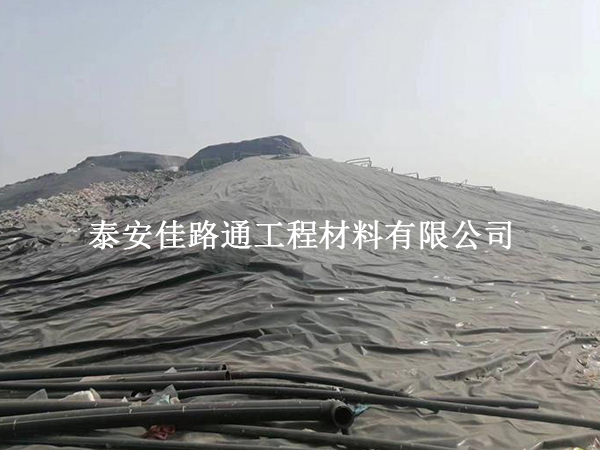 垃圾填埋场防渗膜铺设:守护环境的绿色屏障 垃圾填埋场防渗膜铺设:守护环境的绿色屏障