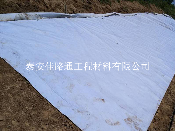 HDPE复合土工膜铺设施工中的基面清理要求详解 HDPE复合土工膜铺设施工中的基面清理要求详解