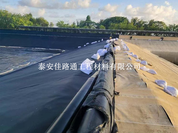 鱼塘防渗膜安装铺设,这些注意事项别遗漏 鱼塘防渗膜安装铺设,这些注意事项别遗漏