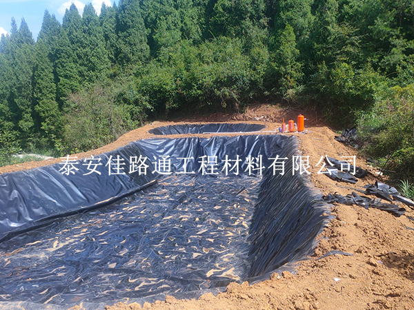 鱼塘防渗膜稳得住?施工固定与保护技巧全解析 鱼塘防渗膜稳得住?施工固定与保护技巧全解析