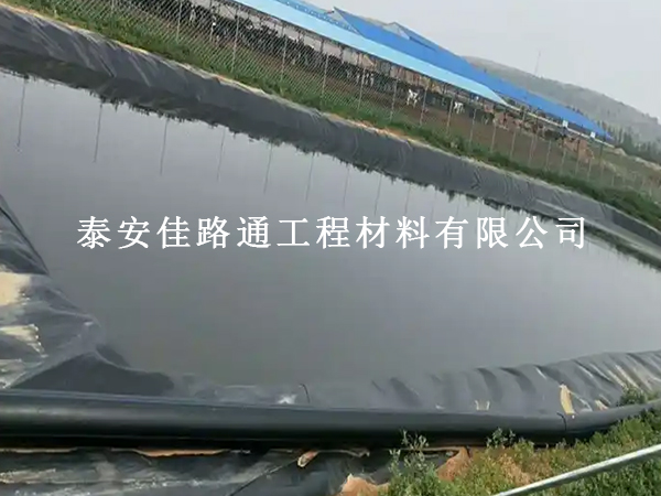 藕池防渗膜铺设完成后,这样保护更长效 藕池防渗膜铺设完成后,这样保护更长效