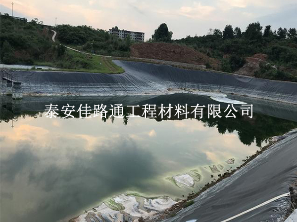 养殖防渗膜铺设，为何一定要覆土工布？看完秒懂