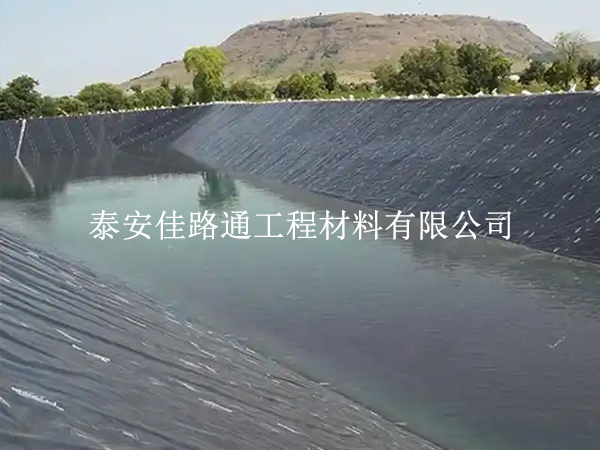 人工湖防渗膜焊接铺贴技巧：规范操作，筑牢无缝防渗屏障