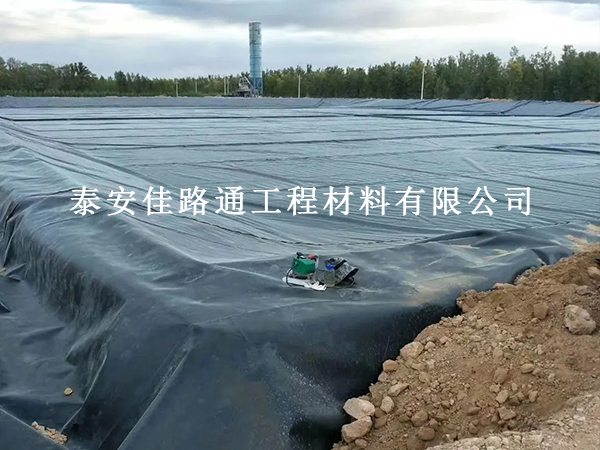 油田防渗膜铺设方式方法：规范实操，筑牢油田防渗根基