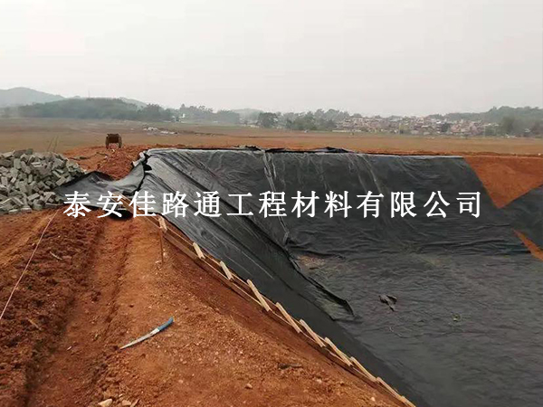 蓄水池防渗土工膜铺设前置筹备 科学布局保障防渗工程 蓄水池防渗土工膜铺设前置筹备 科学布局保障防渗工程