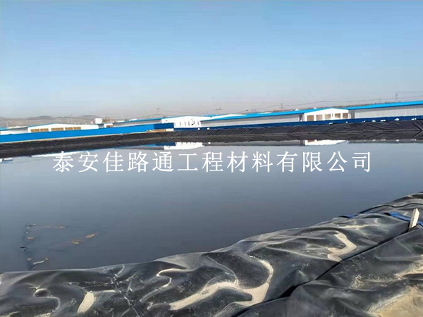 油田防渗土工膜怎么铺才不漏？施工现场这些细节决定成败