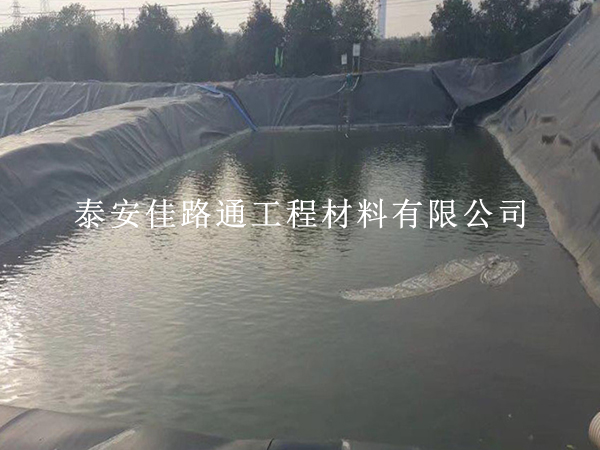 养殖防渗膜施工核心技术要求：从选材到铺设的规范指南
