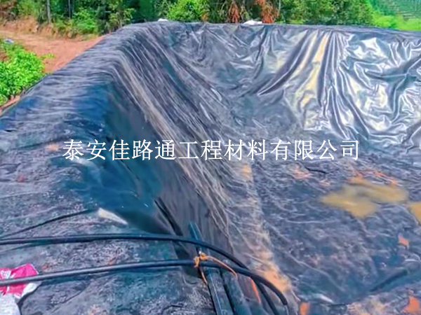 沼气池土工膜铺设平整度控制技巧:精准把控细节,筑牢防渗根基 沼气池土工膜铺设平整度控制技巧:精准把控细节,筑牢防渗根基