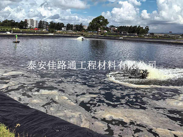 水产养殖防渗膜雨季铺设避坑指南：严控环境细节，筑牢防渗屏障