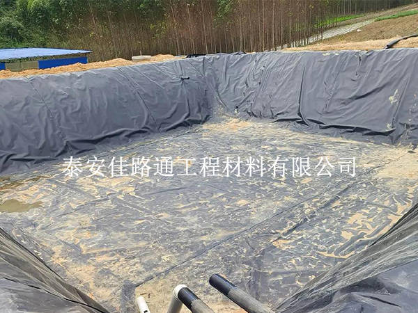 烈日下的隐形杀手：紫外线暴晒如何吞噬沼气池防渗膜寿命