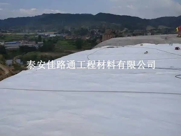 拒绝“隐形杀手”：土工布施工与运维中的外力损坏防范指南