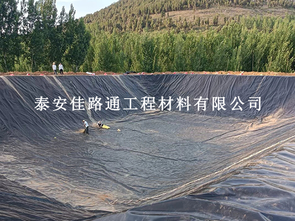 拒绝工程“早衰”：延缓防渗土工膜老化速度的科学应对策略