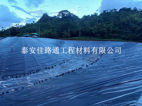 氧化塘防渗膜铺设，温度控不住，防渗就难稳